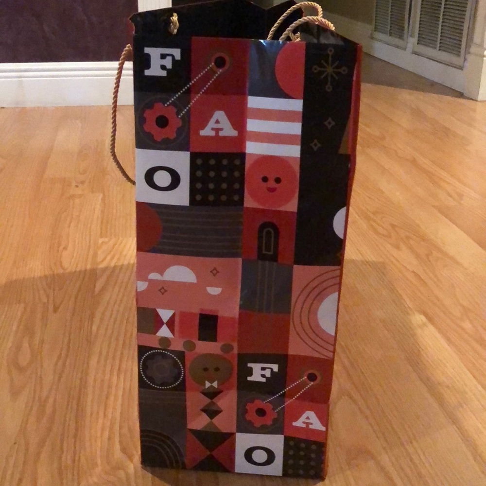 30 Rockefeller Center F.A.O Bag - Picture 3 of 3